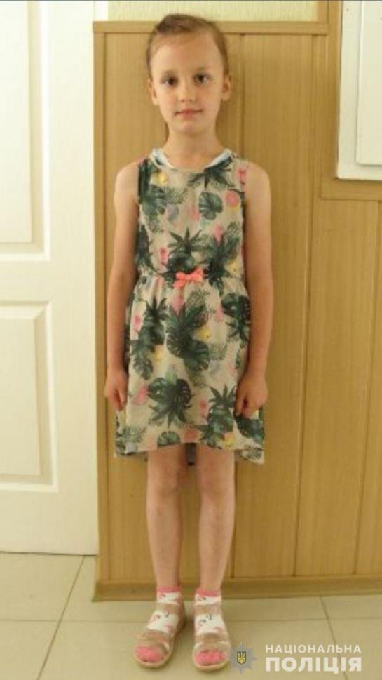 На зображенні може бути: особа, дитина, стоїть та у приміщенні