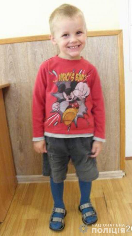 На зображенні може бути: особа, дитина, стоїть та у приміщенні