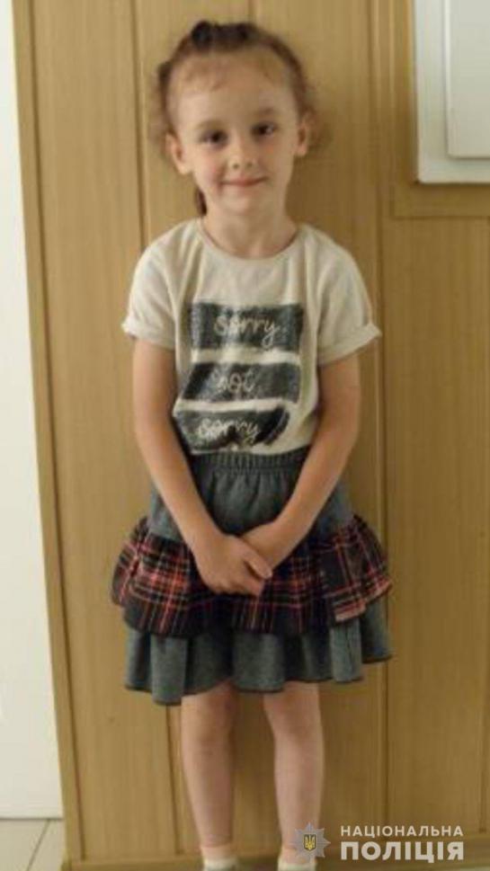 На зображенні може бути: особа, дитина, стоїть та у приміщенні