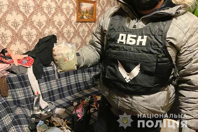 Новини Тернополя - фото з На Коновальця правоохоронці «накрили» наркопритон на який скаржились сусіди