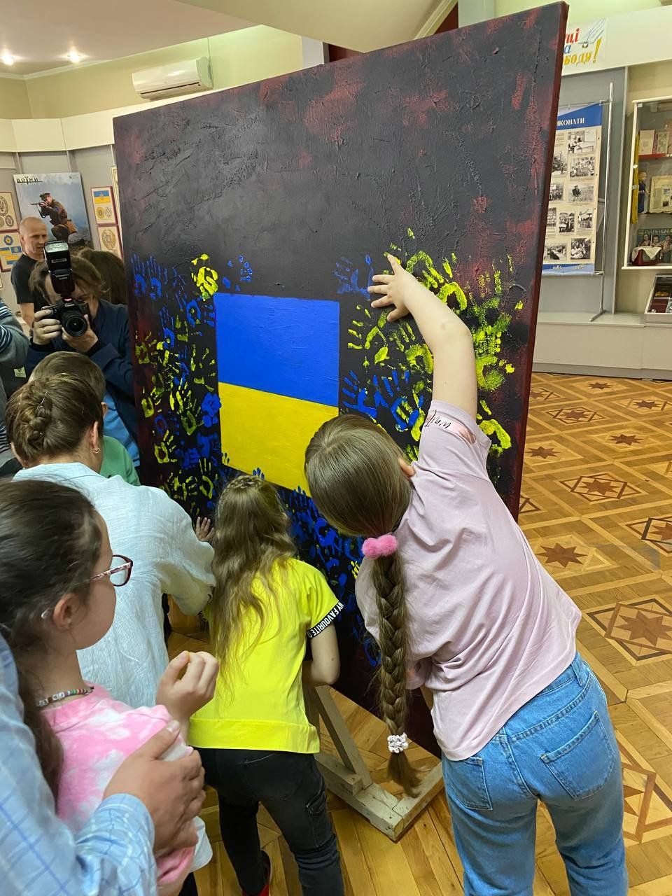 Новини Вінниці - фото з Запрошує навіть тих, з ким «побив горшки». Володимир Козюк відкрив виставки до 50-річного ювілею