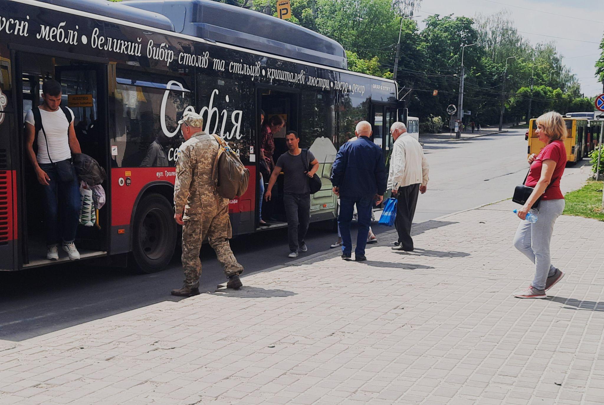Новини Тернополя - фото з Прилетить ракета — хто відповідатиме за пасажирів? Як у Тернополі водії реагують на роботу під час тривог