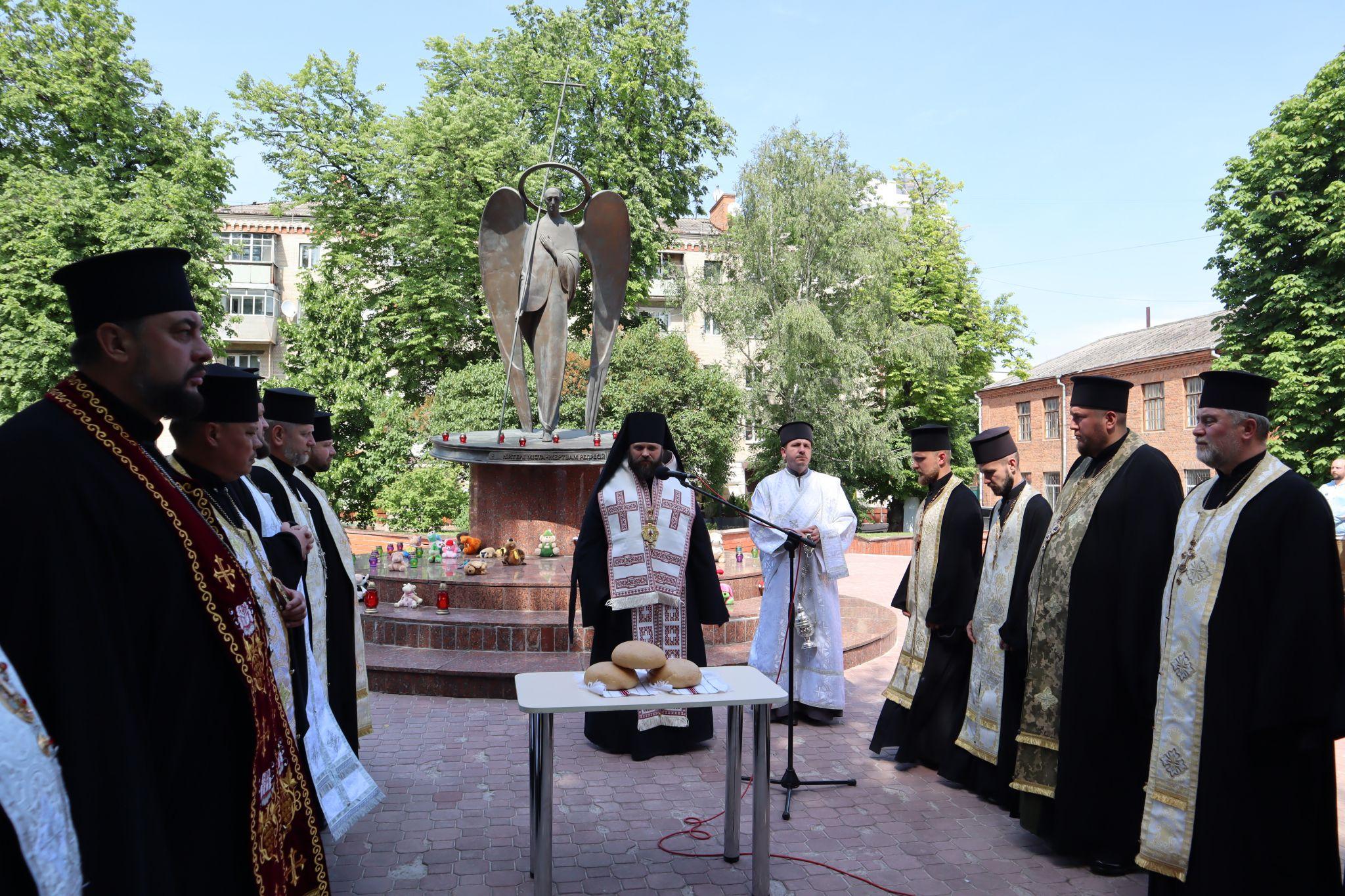 Новини Хмельницького - фото з Іграшки біля "Ангела Скорботи": у Хмельницькому вшанували пам'ять дітей, яких забрала війна (ФОТО)