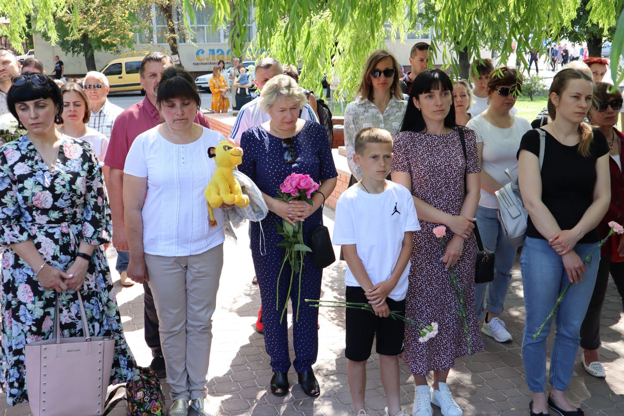Новини Хмельницького - фото з Іграшки біля "Ангела Скорботи": у Хмельницькому вшанували пам'ять дітей, яких забрала війна (ФОТО)