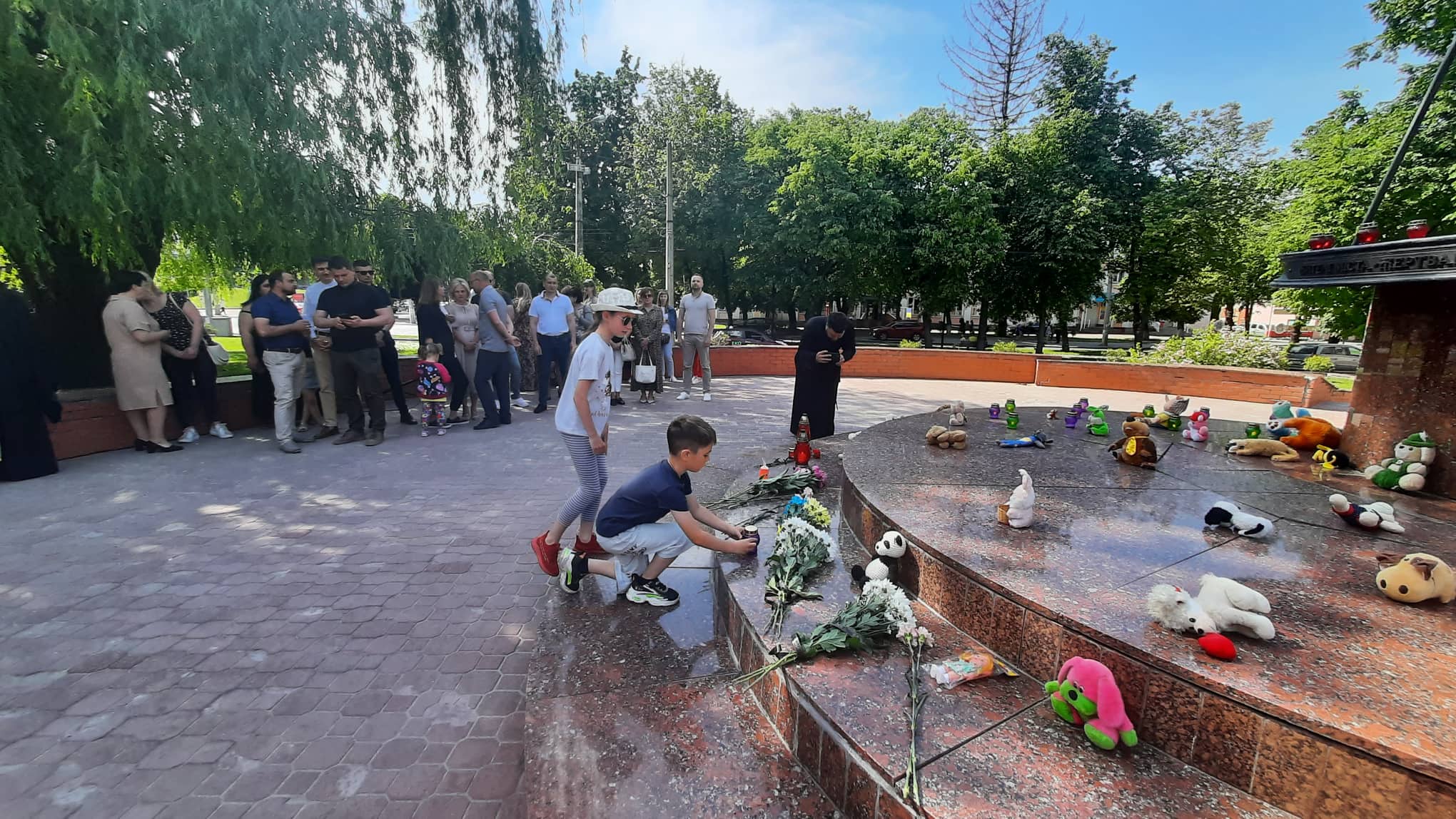 Новини Хмельницького - фото з Іграшки біля "Ангела Скорботи": у Хмельницькому вшанували пам'ять дітей, яких забрала війна (ФОТО)