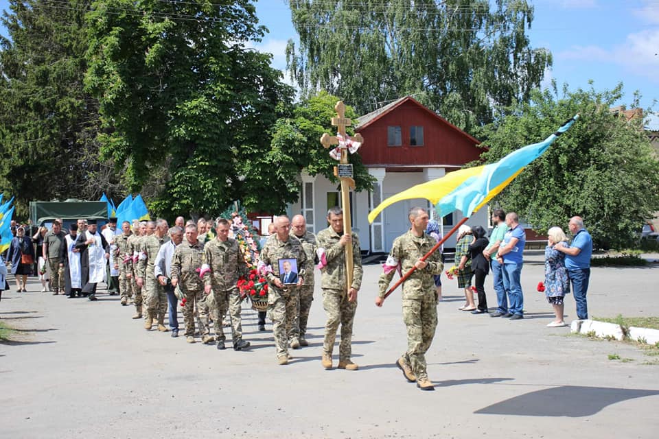 Новини Хмельницького - фото з У Старій Синяві попрощалися із педагогом Ігорем Русим, що загинув на війні