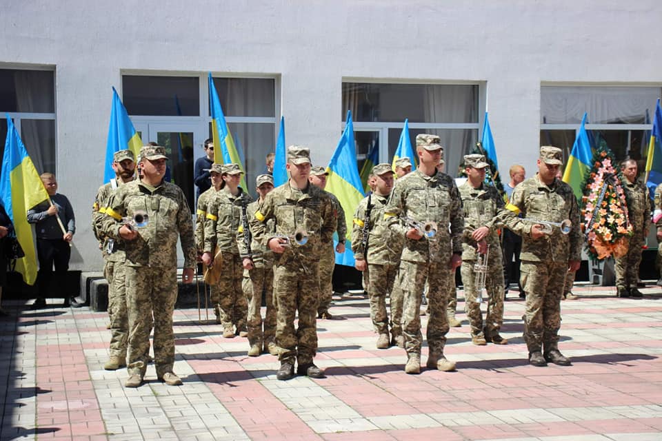Новини Хмельницького - фото з У Старій Синяві попрощалися із педагогом Ігорем Русим, що загинув на війні