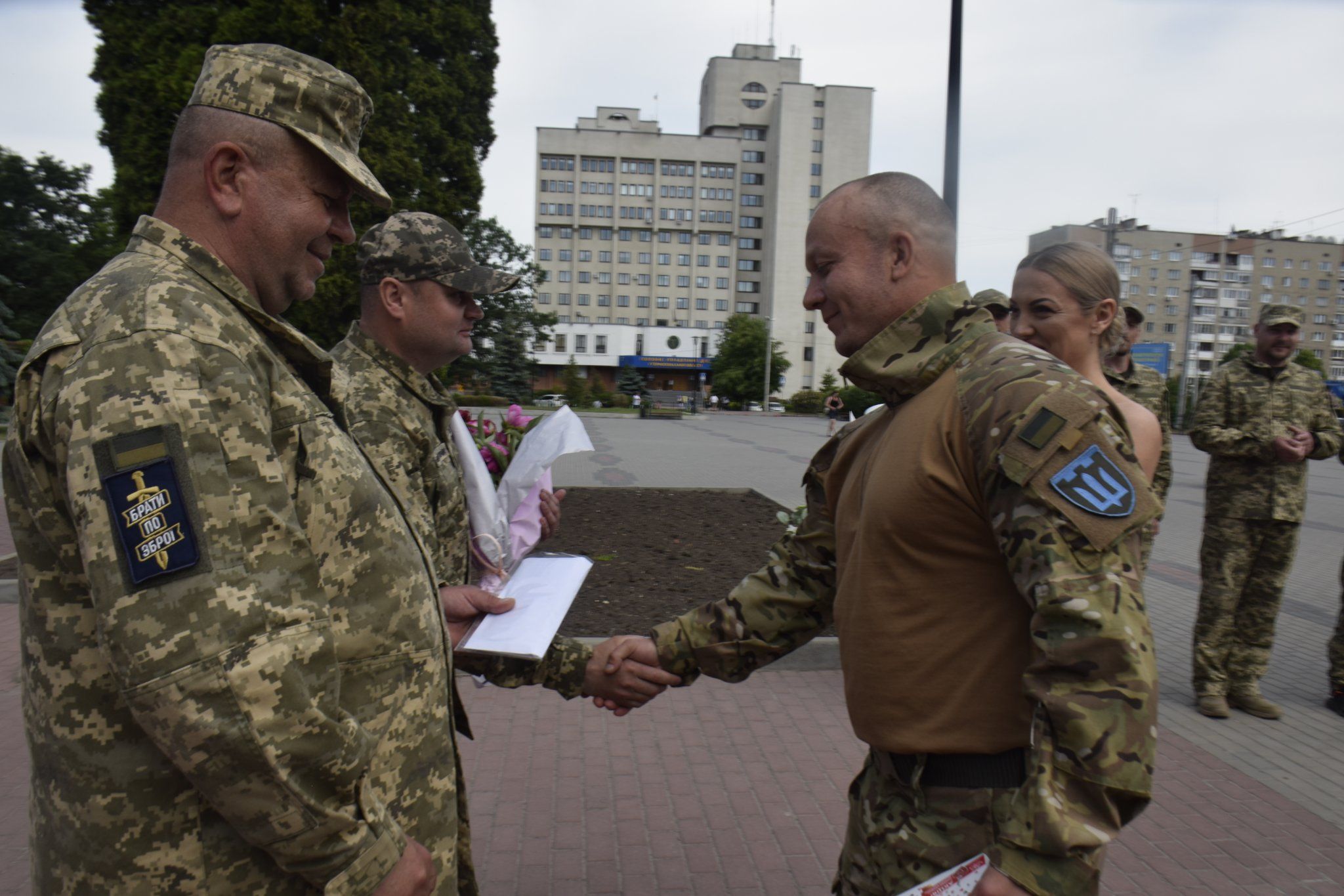 Новини Тернополя - фото з Під аплодисменти зустріли молодят: у Тернополі одружився військовий