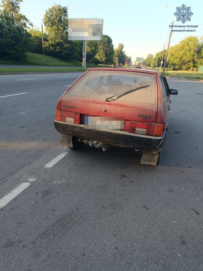 На зображенні може бути: автомобіль та дорога