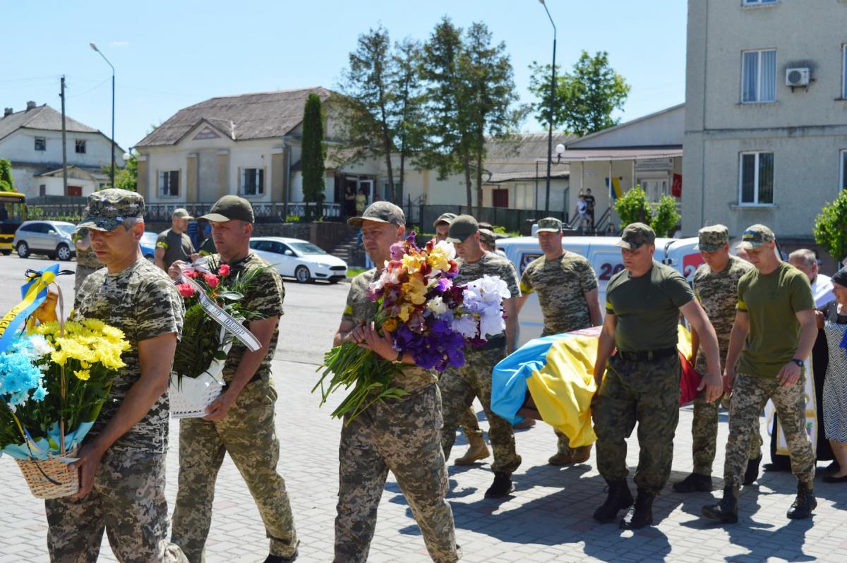 Новини Тернополя - фото з «Будь сильною дівчинкою» — останнє, що написав дружині. Прощаються з Героєм Володимиром Нечаєм