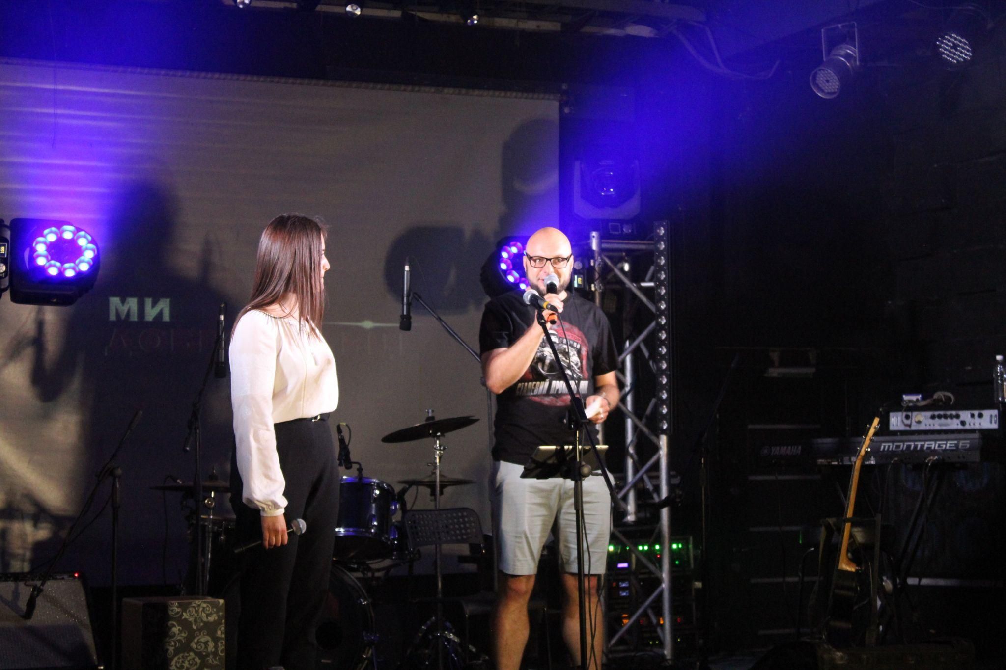 Новини Тернополя - фото з Музичні гурти, аукціон та фотовиставка. Як «Правий сектор» збирав кошти для бійців на фронті (РЕПОРТАЖ)