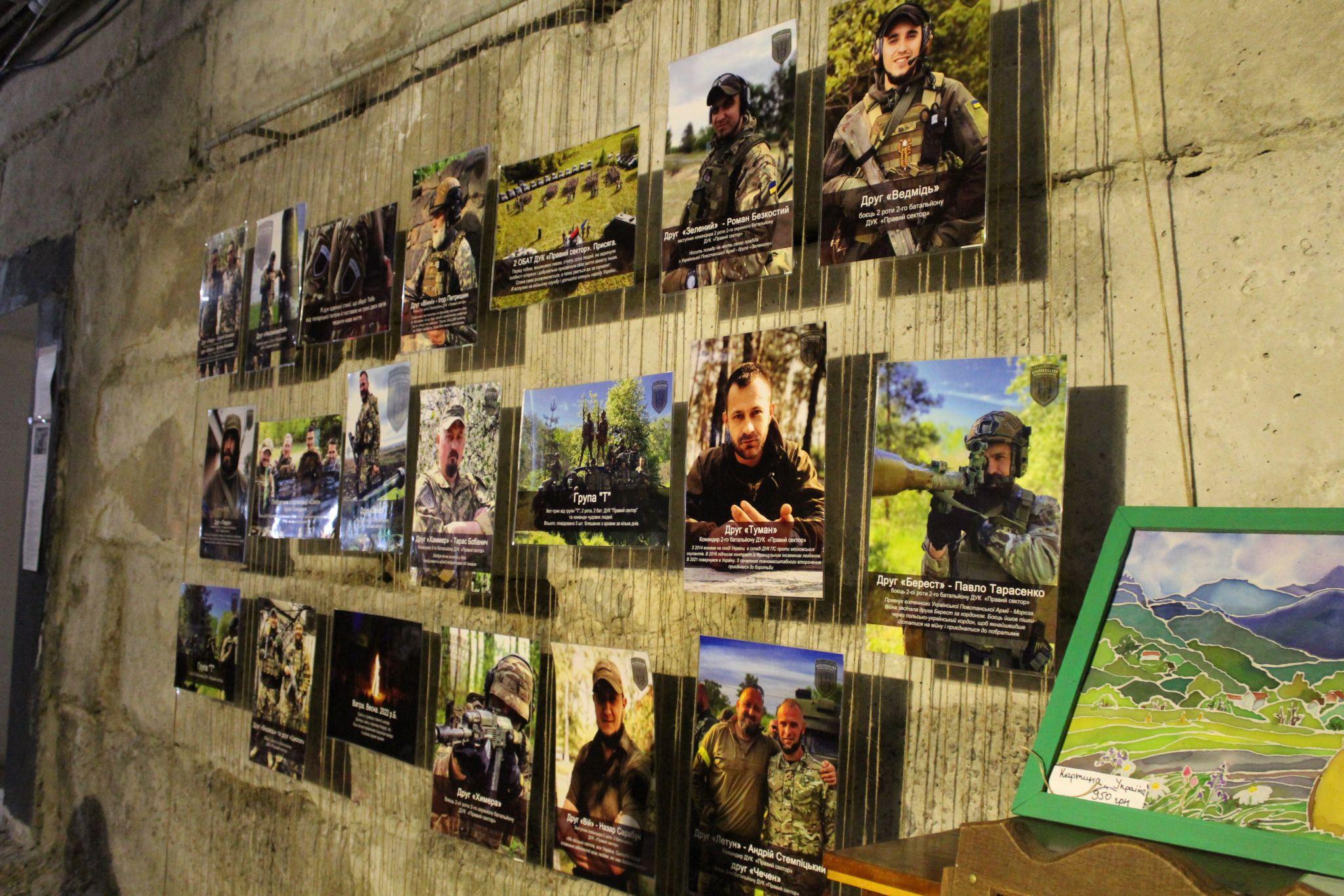 Новини Тернополя - фото з Музичні гурти, аукціон та фотовиставка. Як «Правий сектор» збирав кошти для бійців на фронті (РЕПОРТАЖ)