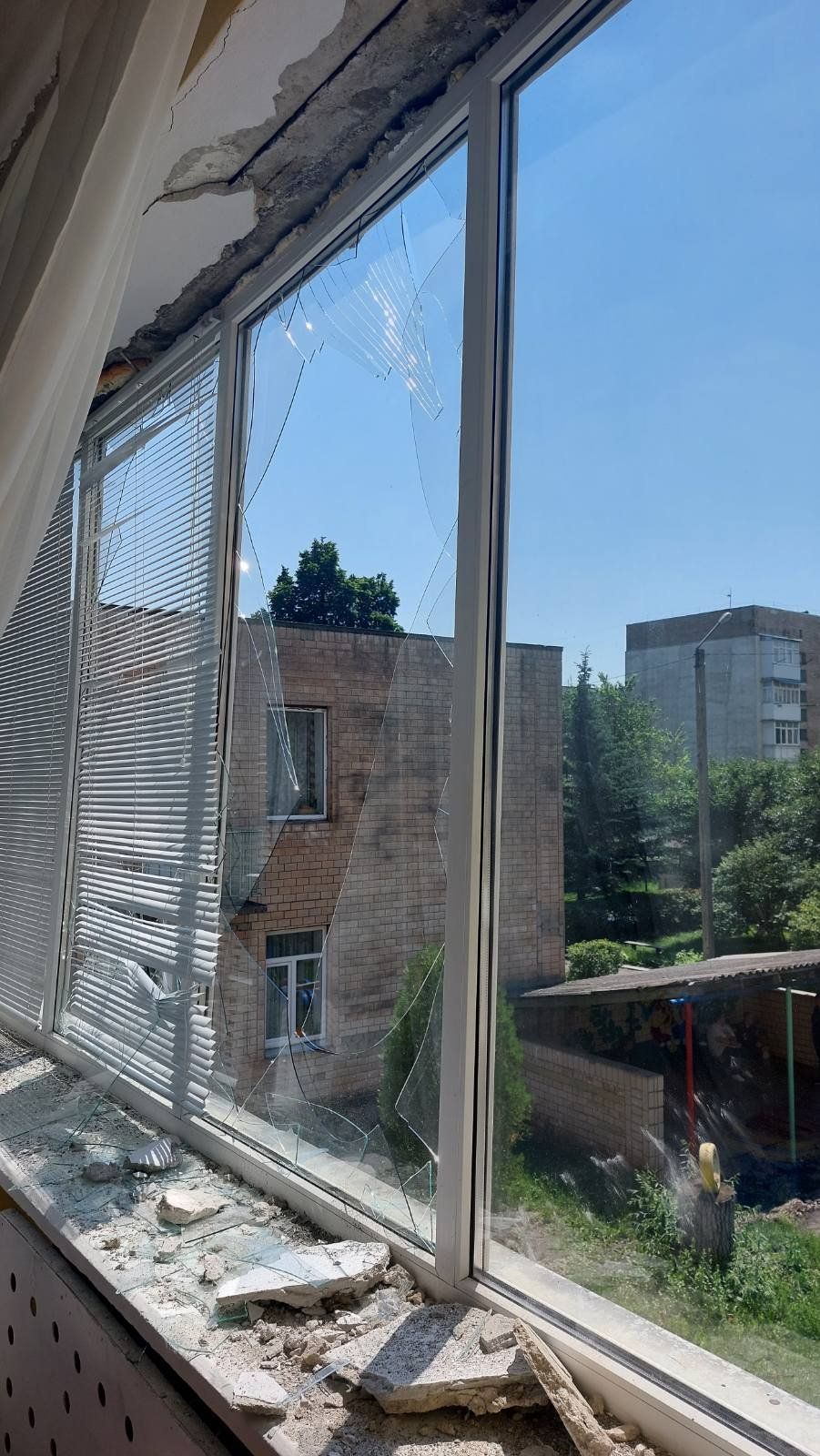 Новини Тернополя - фото з У Чорткові від ракетних обстрілів постраждали школи та дитсадок