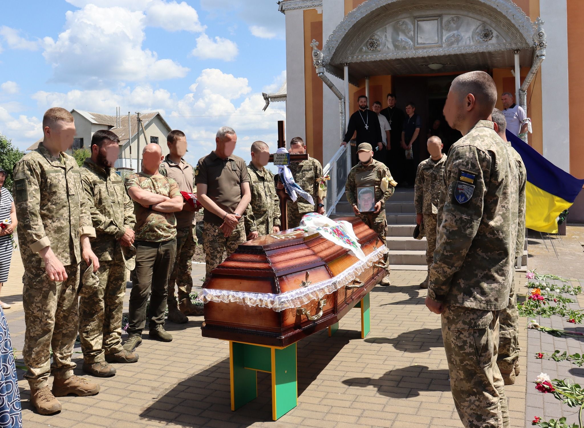 Новини Хмельницького - фото з “Татусю, світи ясним сонечком”. На Хмельниччині попрощалися із трьома Героями