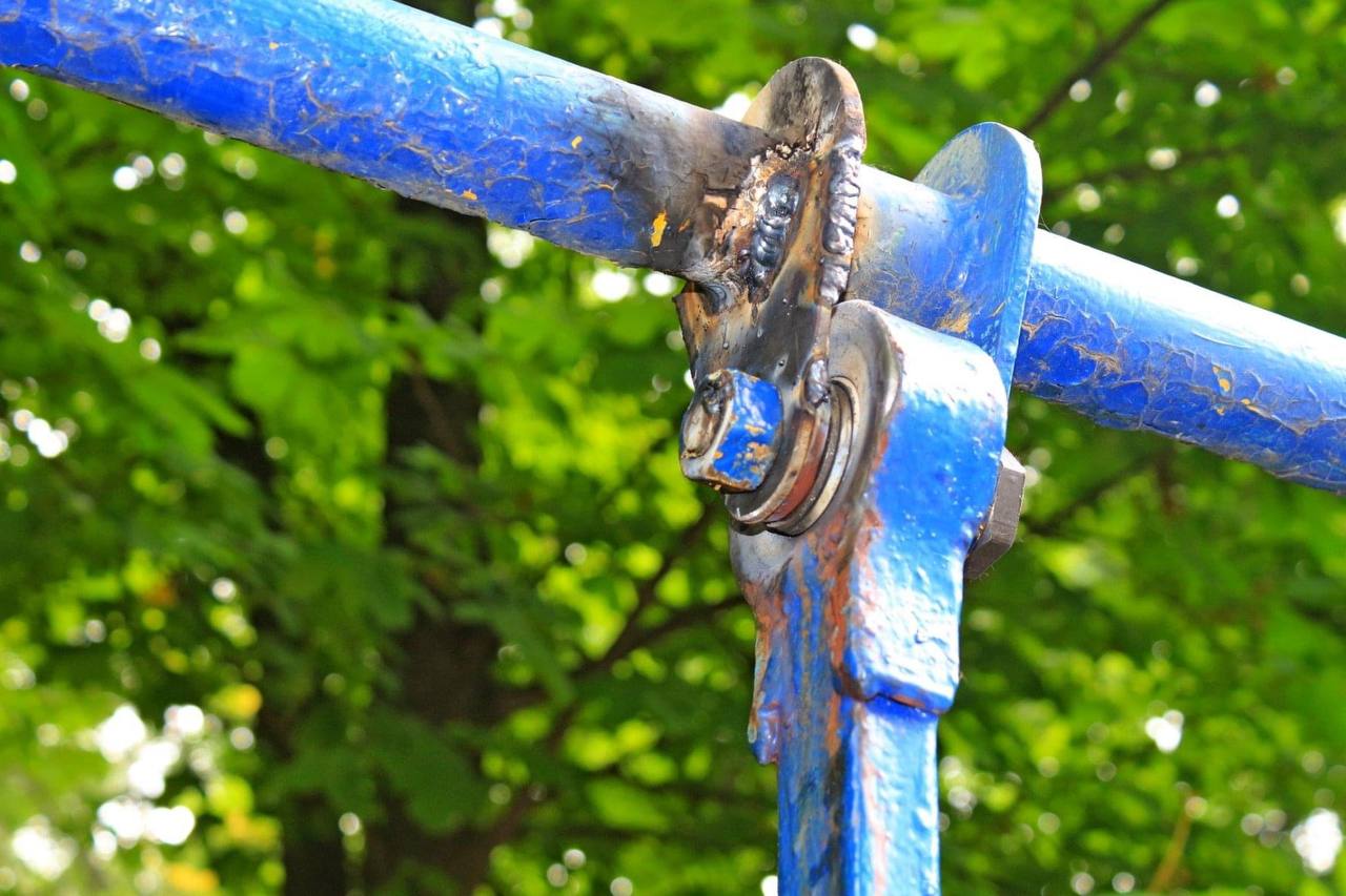 Новини Козятина - фото з У міському парку відремонтували гойдалки