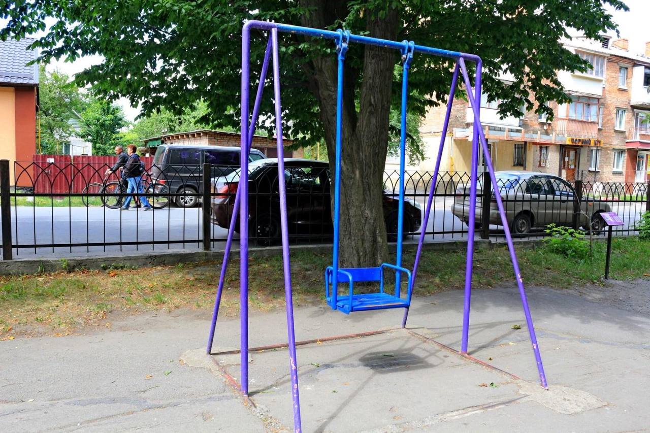 Новини Козятина - фото з У міському парку відремонтували гойдалки
