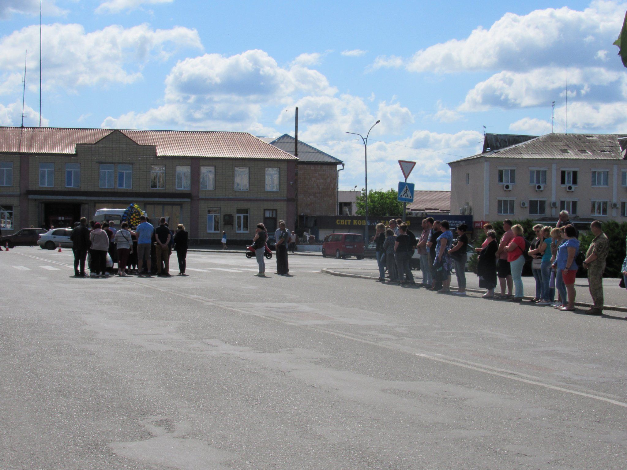Новини Житомира - фото з У Малині загиблого бійця провели в останню путь живим коридором