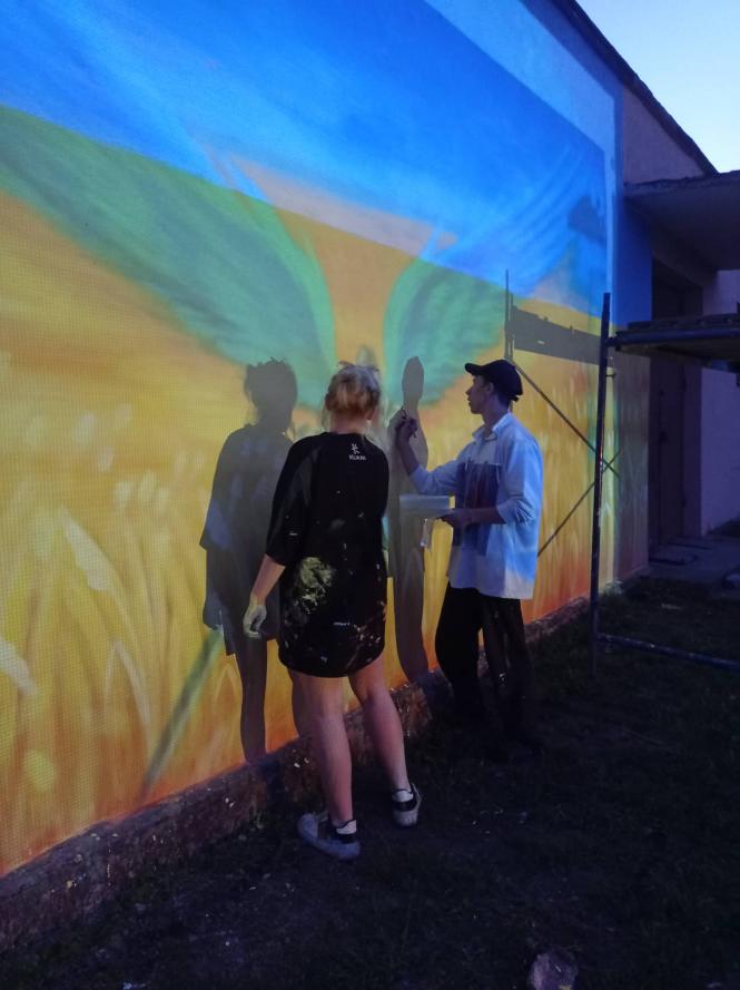 Новини Хмельницького - фото з Нова інсталокація і фотозона. У Хмельницькому малюють патріотичний мурал