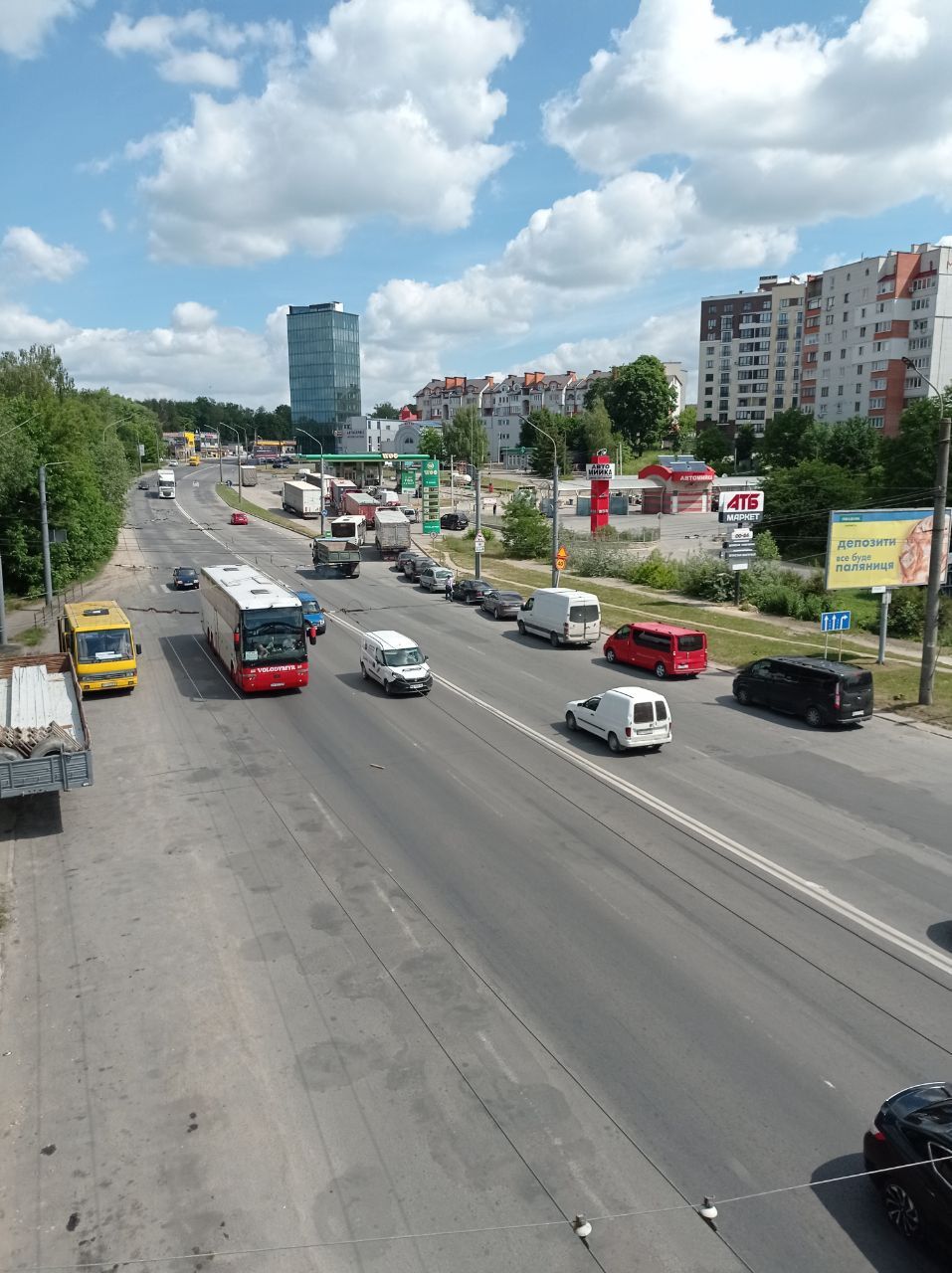 Новини Тернополя - фото з Черги стали менші: ми перевірили, чи є пальне на тернопільських АЗС. Дивіться ціни станом на 16 червня