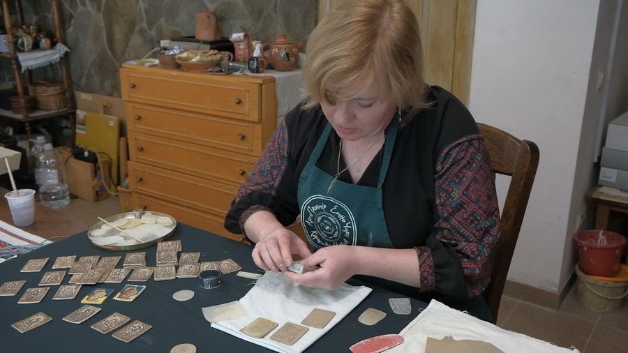 Новини Вінниці - фото з «Тут їх чекають, за них моляться». Вінницька керамістка створює ікони для військових