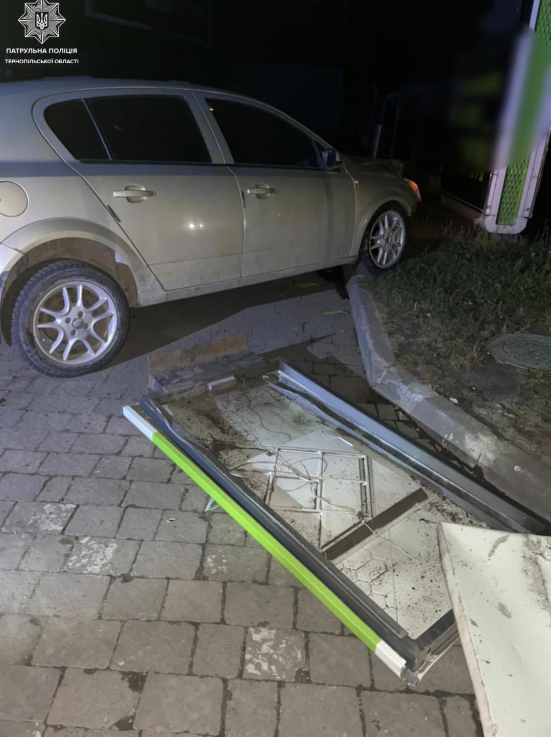 Новини Тернополя - фото з На 15 Квітня п'яний водій врізався в Hyundai та Jaguar і потрощив рекламну споруду