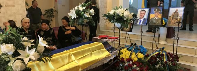 «Ти посміхаєшся на світлинах, а всі навколо плачуть». У Вінниці поховали лейтенанта Дмитра Лізавенка