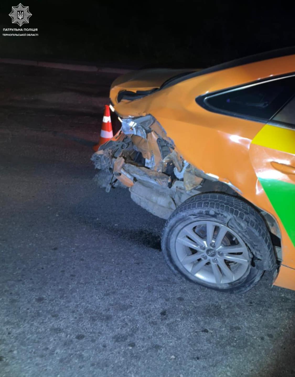 Новини Тернополя - фото з На 15 Квітня п'яний водій врізався в Hyundai та Jaguar і потрощив рекламну споруду