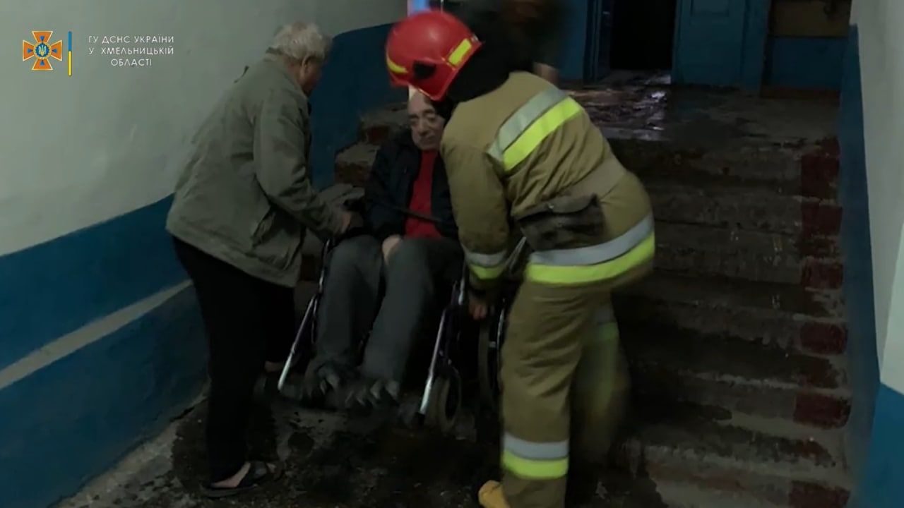 Новини Хмельницького - фото з На Хмельниччині загорілась багатоповерхівка через недопалок у коридорі (ВІДЕО)