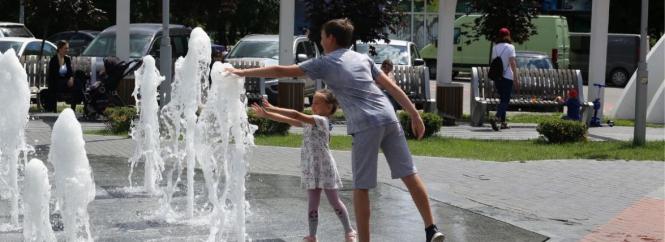 Діти бавляться у фонтані. Репортаж з площі Костянтина Могилка