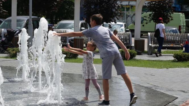 Діти бавляться у фонтані. Репортаж з площі Костянтина Могилка