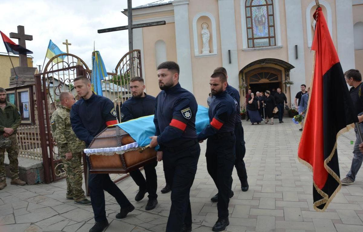Новини Тернополя - фото з У Теребовлі прощаються з патрульним поліцейським Даниїлом Сафоновим, який загинув в «Азовсталі»