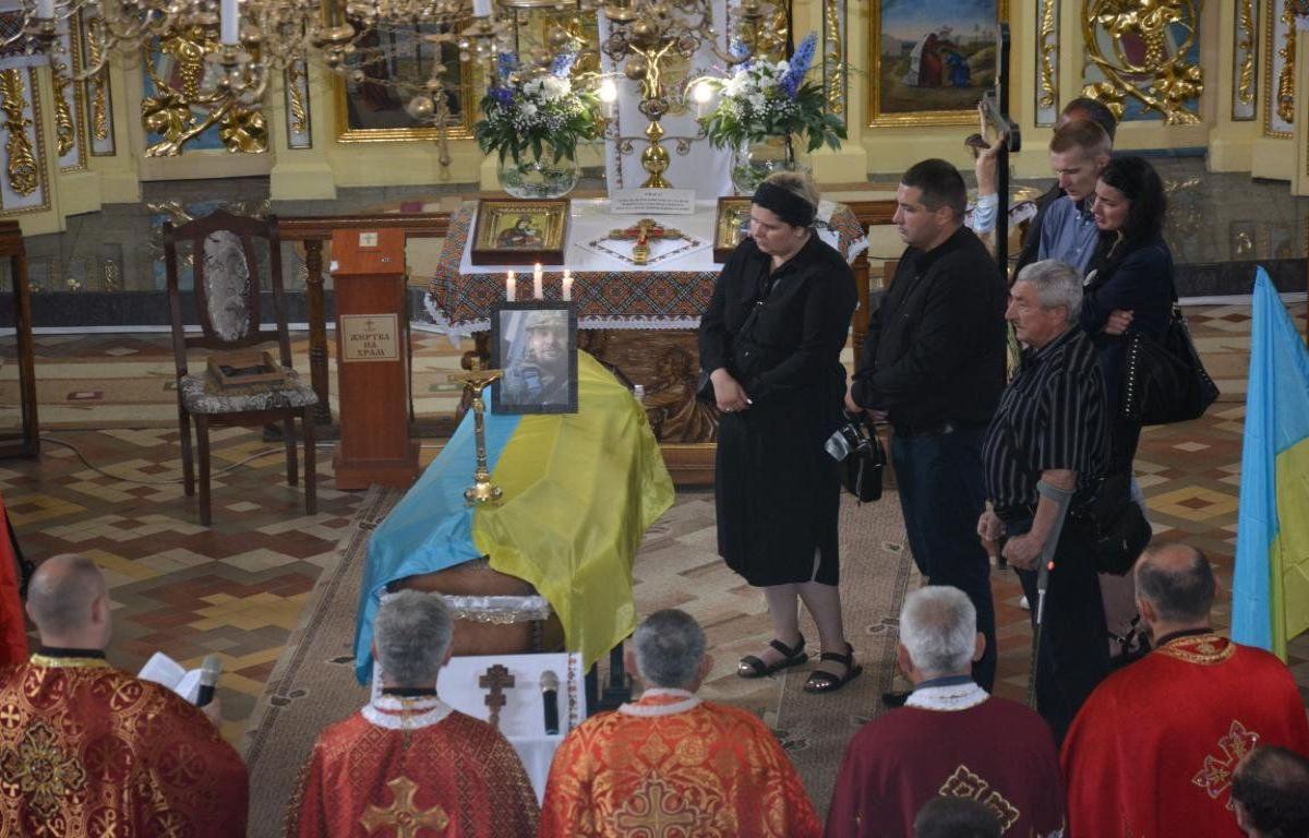 Новини Тернополя - фото з У Теребовлі прощаються з патрульним поліцейським Даниїлом Сафоновим, який загинув в «Азовсталі»