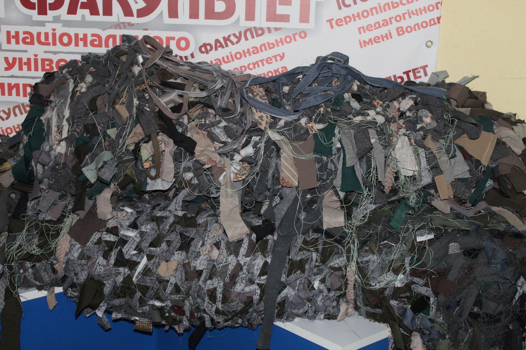 Новини Тернополя - фото з Сплели вже понад 2,5 гектара маскувальної сітки. У Тернополі мають власний секрет цього ремесла