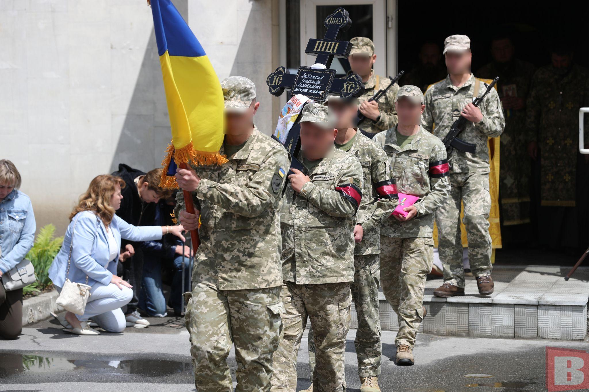 Новини Хмельницького - фото з «Був сміливим чоловіком»: хмельничани попрощалися з загиблим військовим Олександром Заборським (ФОТО)