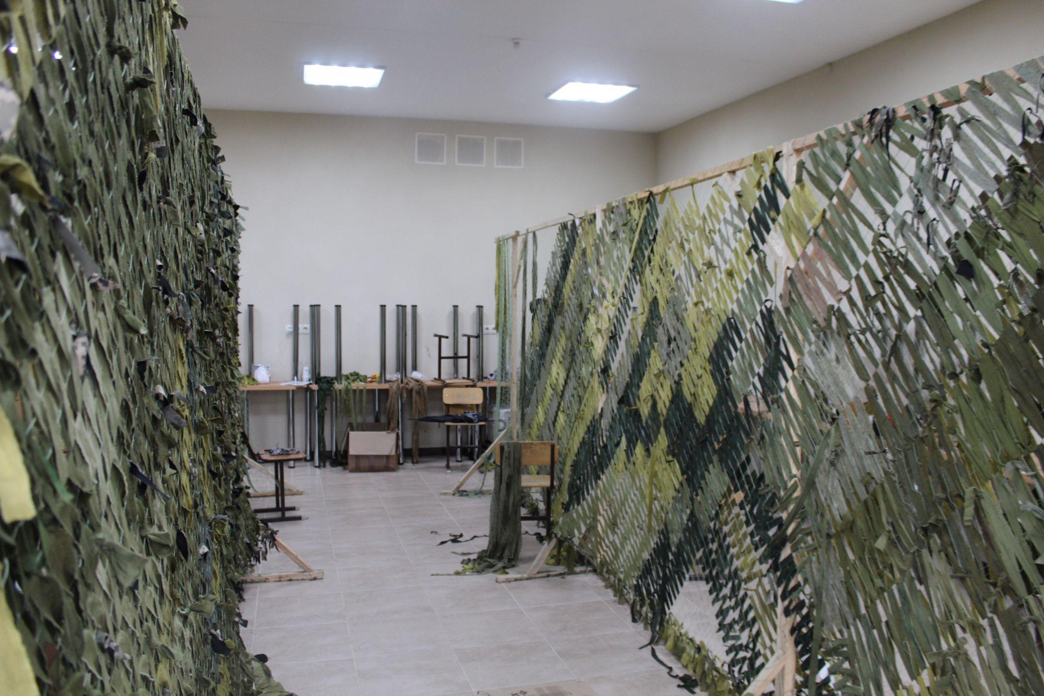 Новини Тернополя - фото з Сплели вже понад 2,5 гектара маскувальної сітки. У Тернополі мають власний секрет цього ремесла