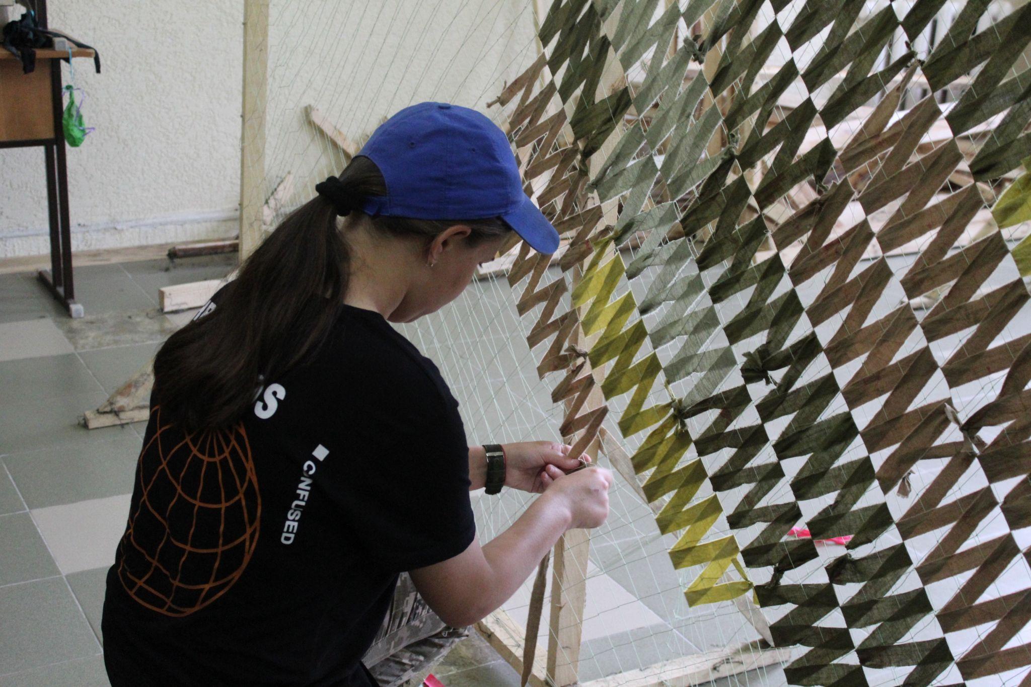 Новини Тернополя - фото з Сплели вже понад 2,5 гектара маскувальної сітки. У Тернополі мають власний секрет цього ремесла