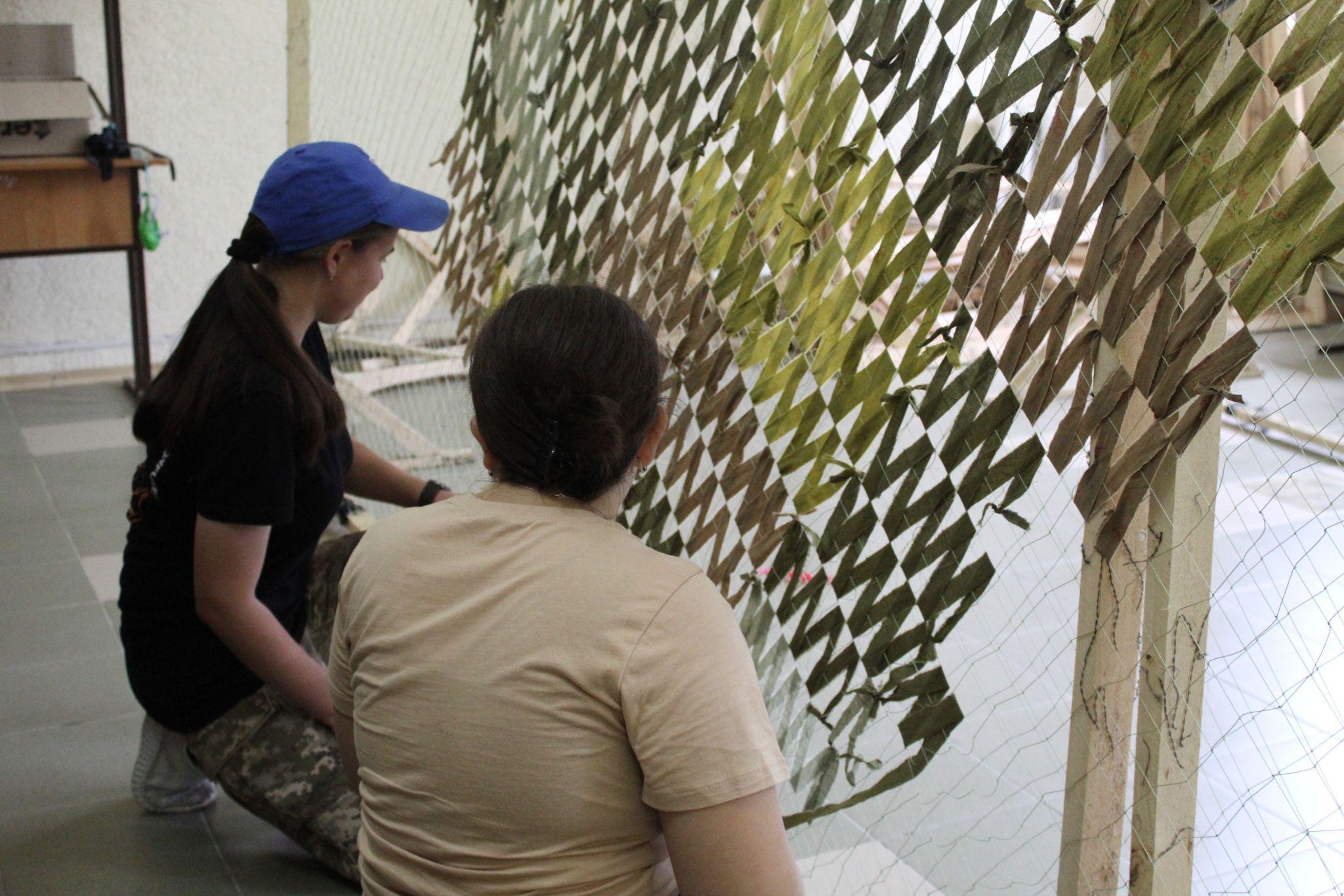 Новини Тернополя - фото з Сплели вже понад 2,5 гектара маскувальної сітки. У Тернополі мають власний секрет цього ремесла