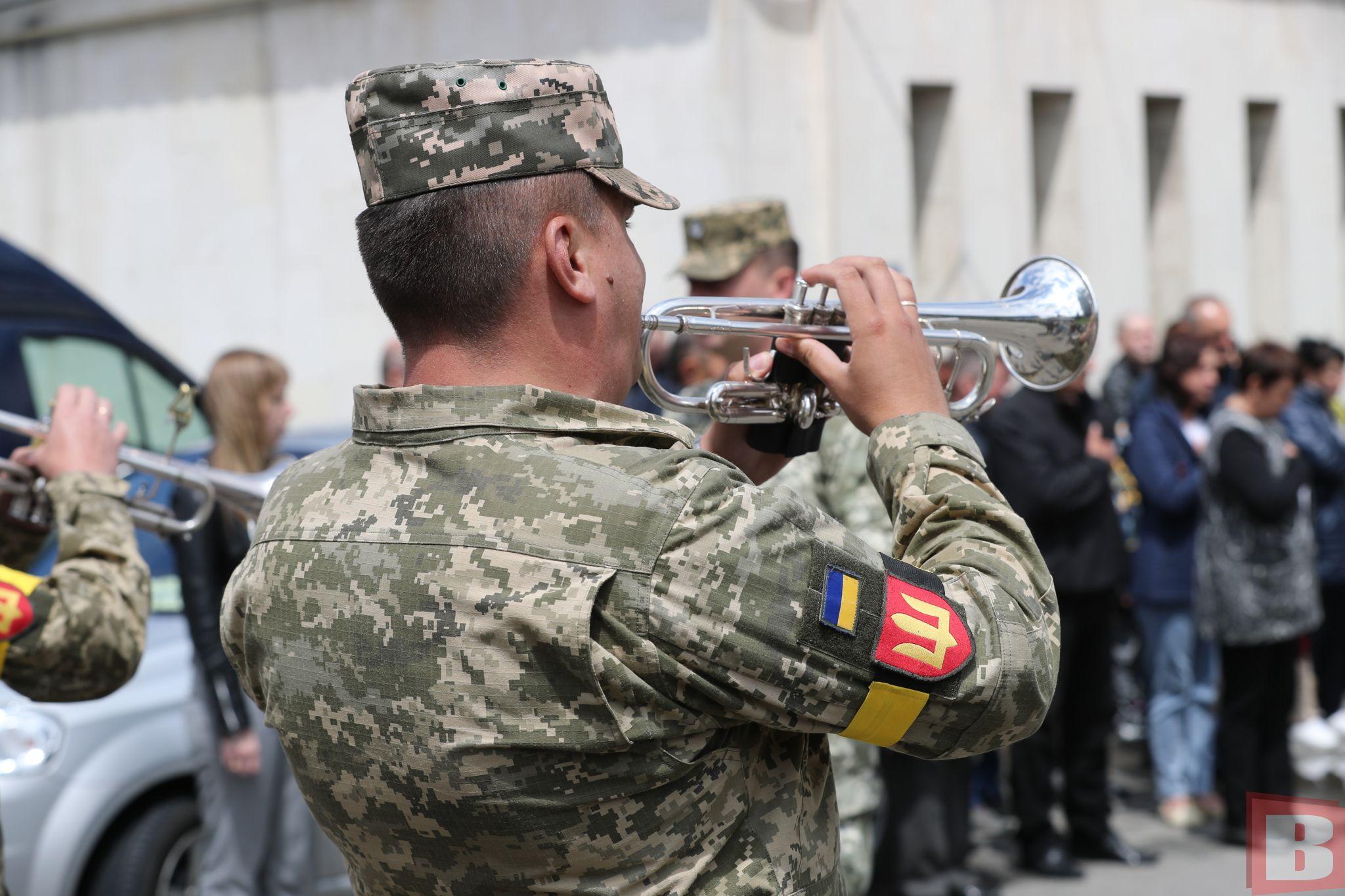 Новини Хмельницького - фото з «Був сміливим чоловіком»: хмельничани попрощалися з загиблим військовим Олександром Заборським (ФОТО)