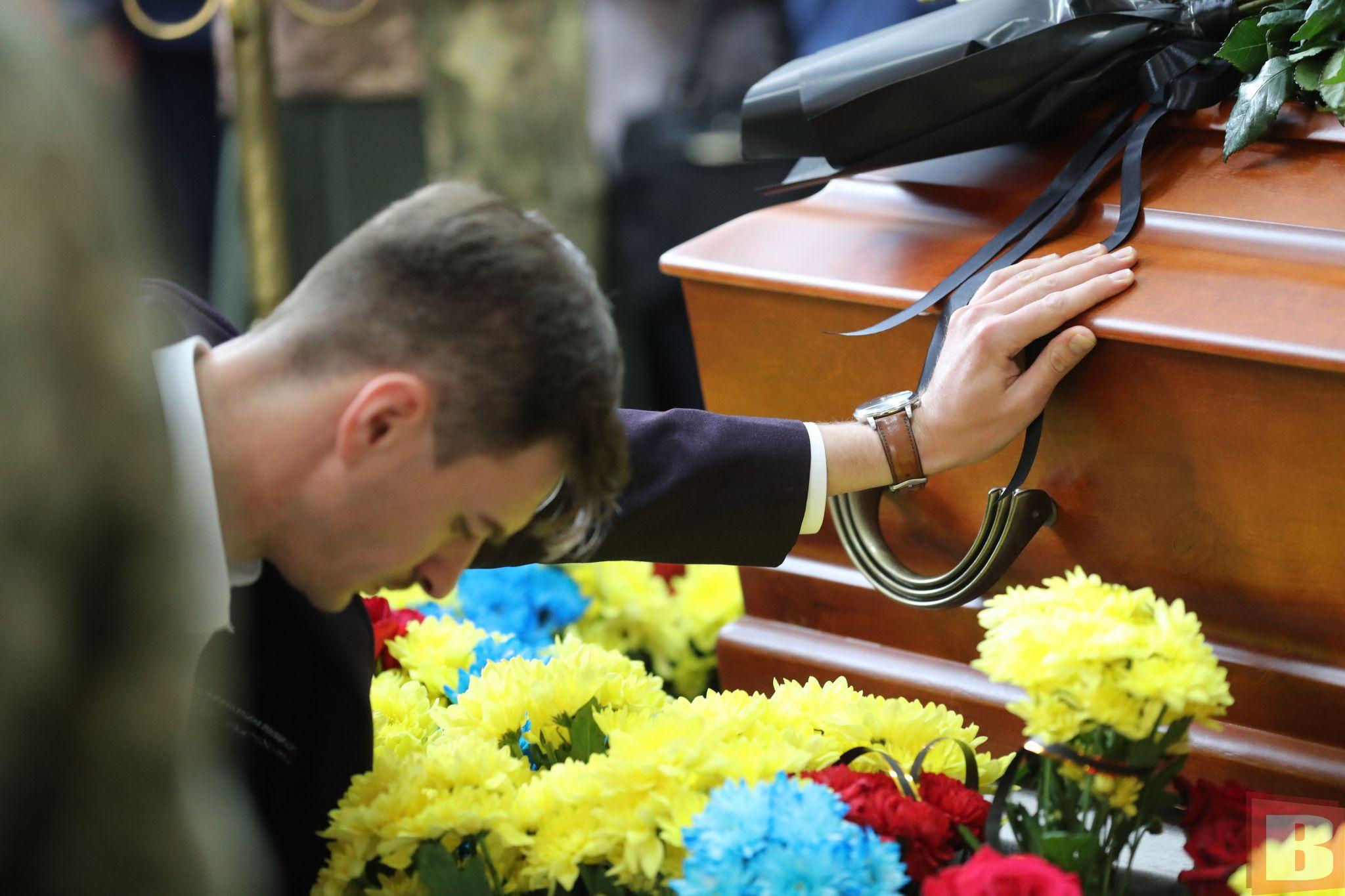 Новини Хмельницького - фото з «Був сміливим чоловіком»: хмельничани попрощалися з загиблим військовим Олександром Заборським (ФОТО)