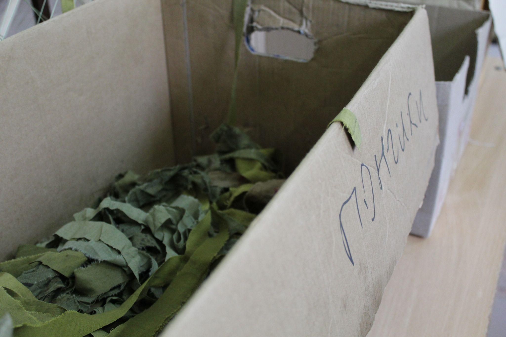 Новини Тернополя - фото з Сплели вже понад 2,5 гектара маскувальної сітки. У Тернополі мають власний секрет цього ремесла