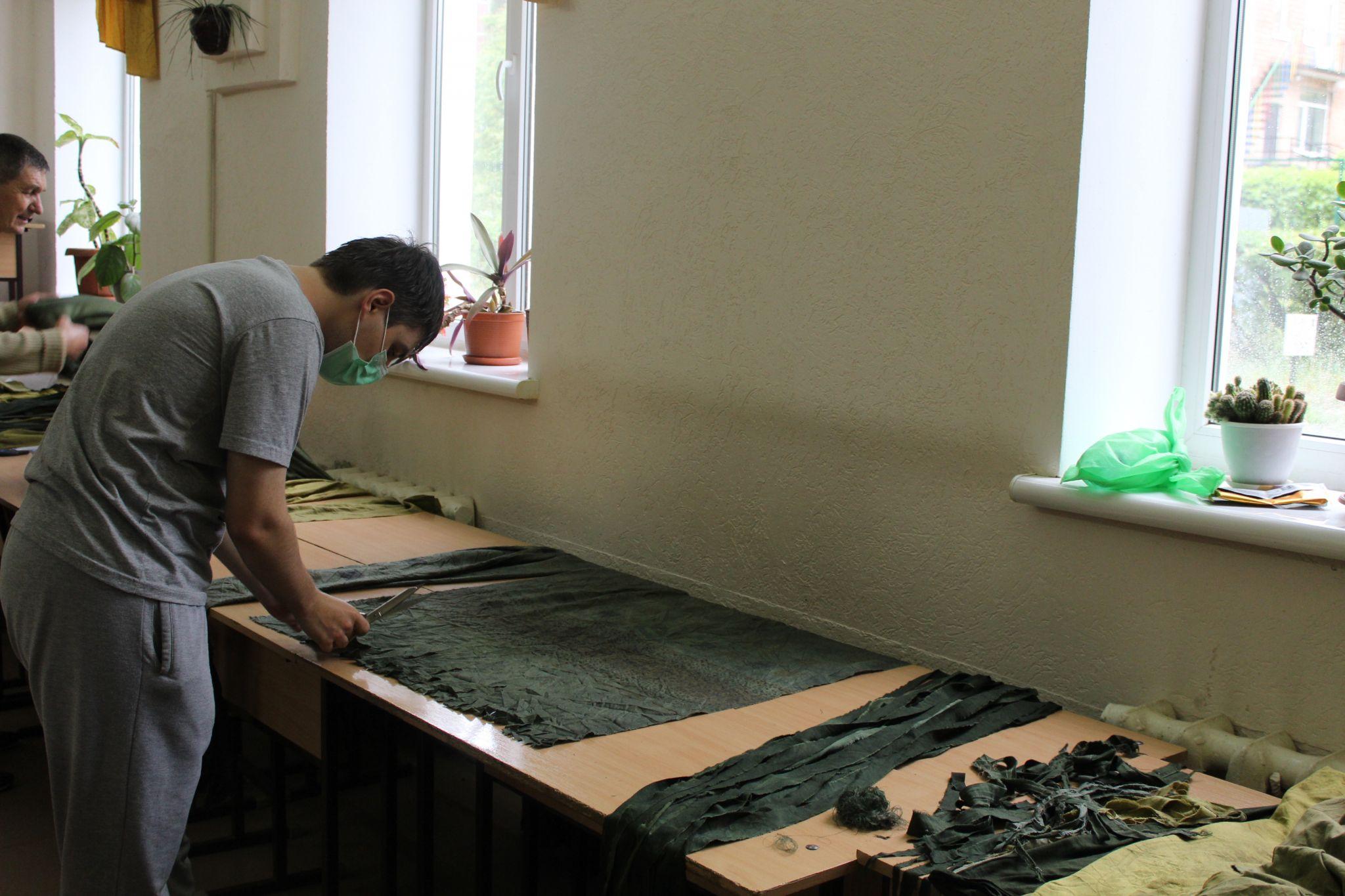 Новини Тернополя - фото з Сплели вже понад 2,5 гектара маскувальної сітки. У Тернополі мають власний секрет цього ремесла