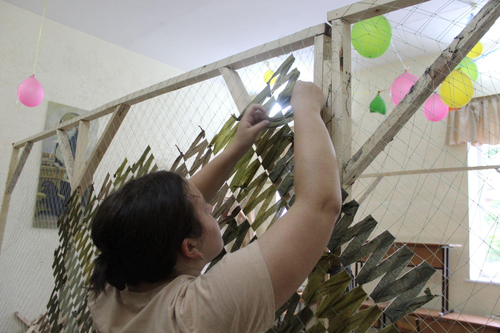 Новини Тернополя - фото з Сплели вже понад 2,5 гектара маскувальної сітки. У Тернополі мають власний секрет цього ремесла