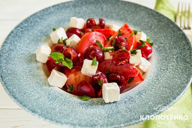 Новини Вінниці - фото з Оригінальні салати з огірком та помідорами: літні рецепти від Євгена Клопотенка