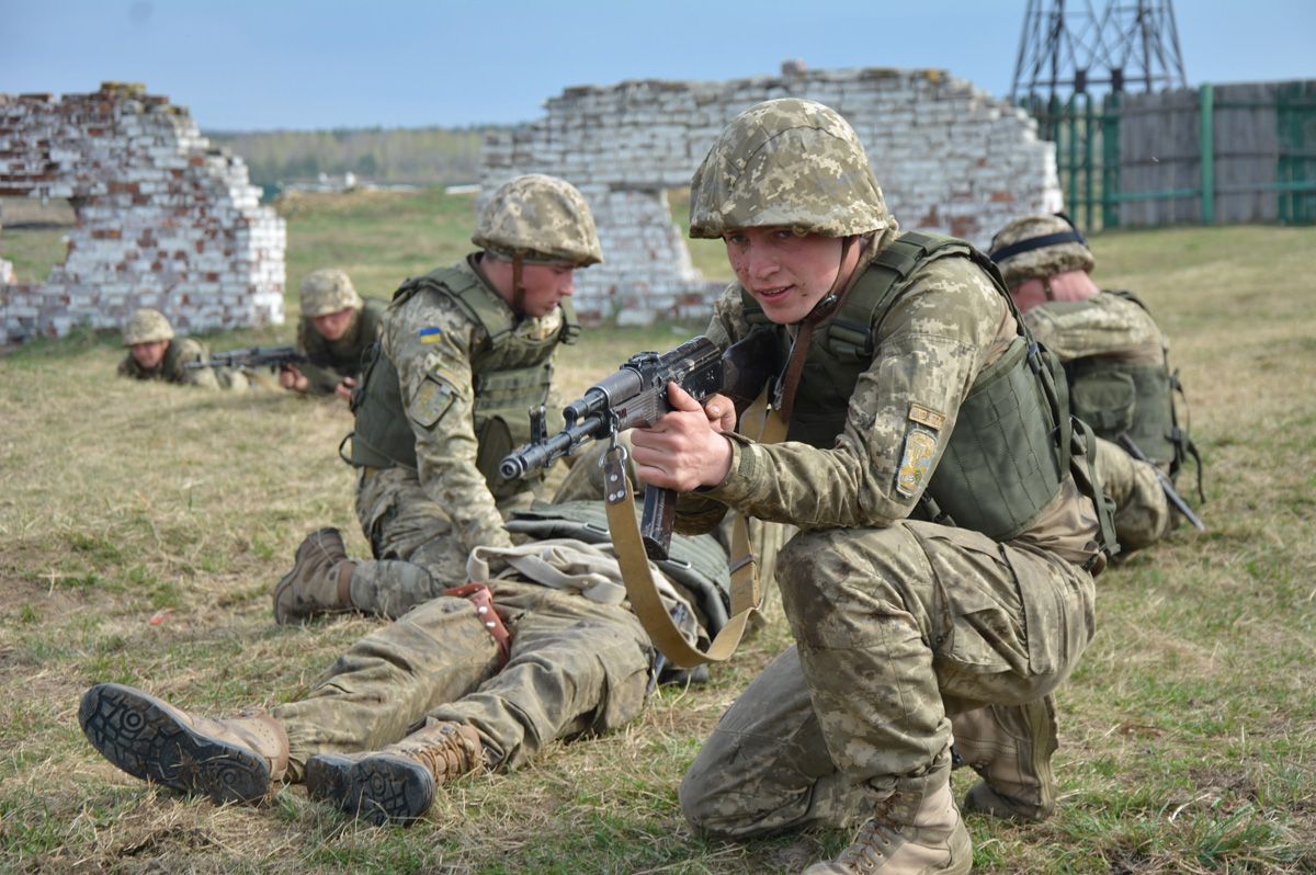 Боевой дух солдат. Военнослужащий в бою. Российские военные в бою.