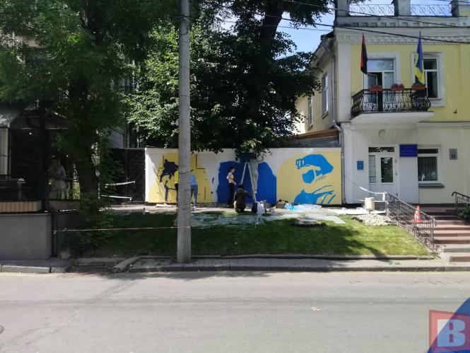 Новини Хмельницького - фото з “Дякую” від хмельничан: у центрі малюють новий мурал (ФОТО)