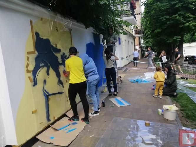 Новини Хмельницького - фото з “Дякую” від хмельничан: у центрі малюють новий мурал (ФОТО)