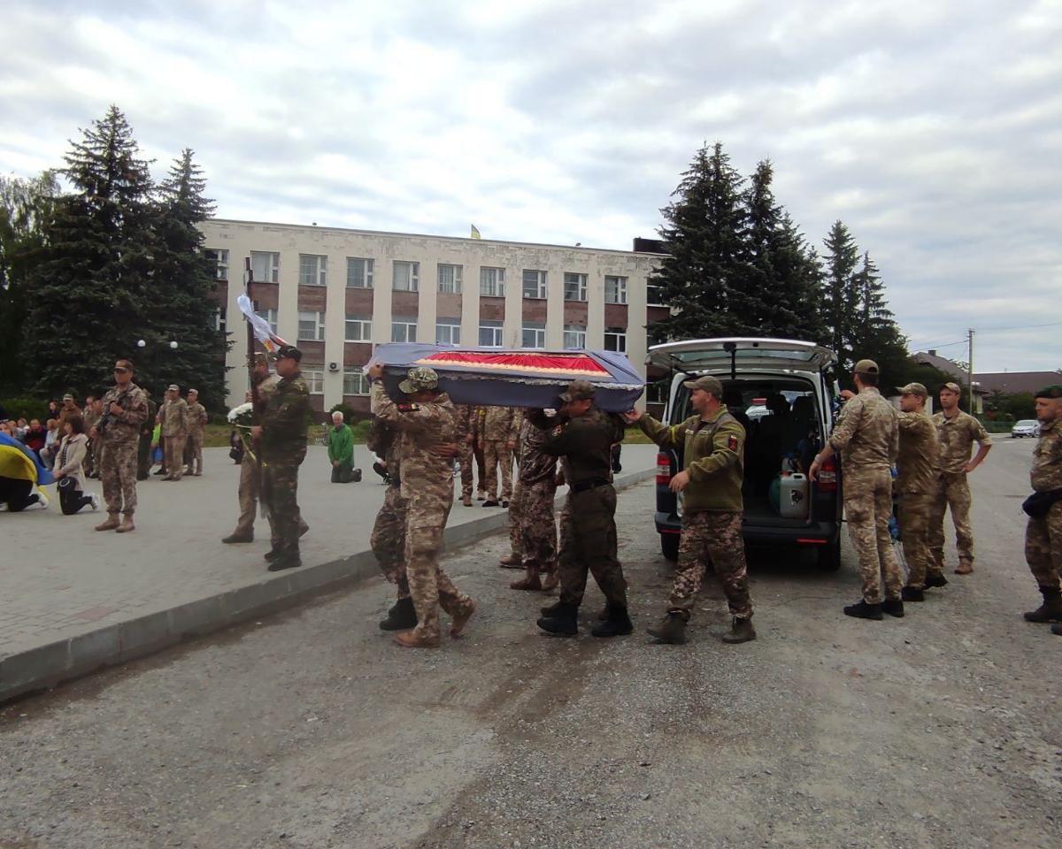 Новини Тернополя - фото з Тіло єдиного сина матір зустрічала під звуки сирен. Тернопільщина прощається з Сергієм  Петровським