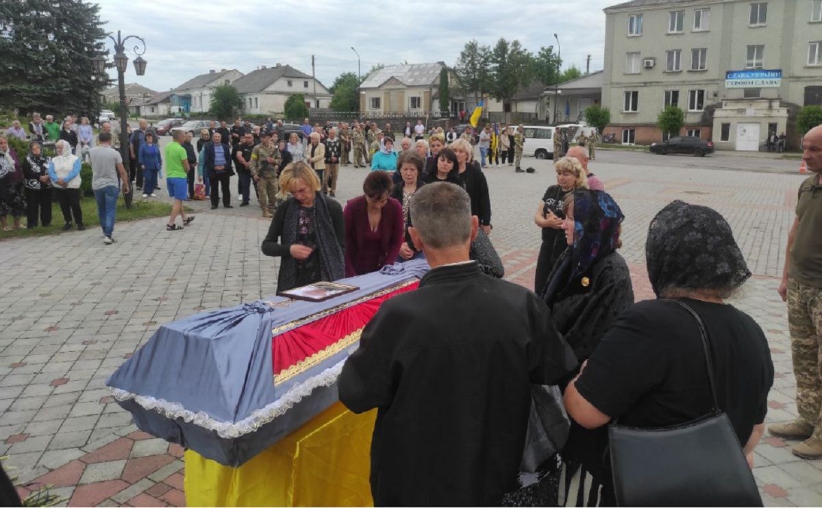 Новини Тернополя - фото з Тіло єдиного сина матір зустрічала під звуки сирен. Тернопільщина прощається з Сергієм  Петровським