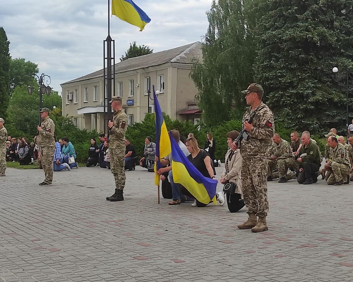 Новини Тернополя - фото з Тіло єдиного сина матір зустрічала під звуки сирен. Тернопільщина прощається з Сергієм  Петровським