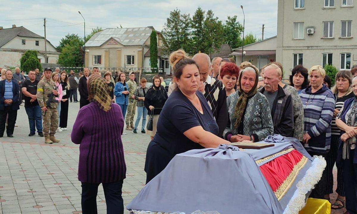 Новини Тернополя - фото з Тіло єдиного сина матір зустрічала під звуки сирен. Тернопільщина прощається з Сергієм  Петровським